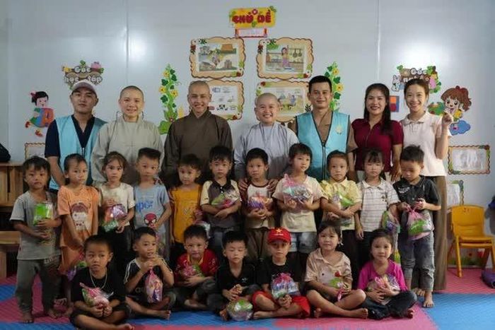 Đoàn trao quà cho các em học sinh