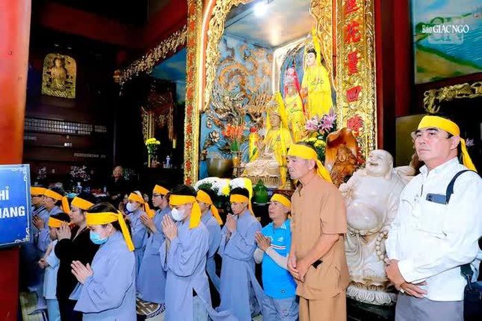 Môn đồ pháp quyến dâng phạn thực cúng dường Giác linh Ân sư