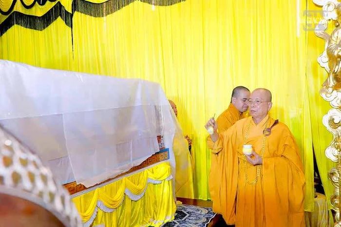 Thực hiện nghi thức sái tịnh kim quan