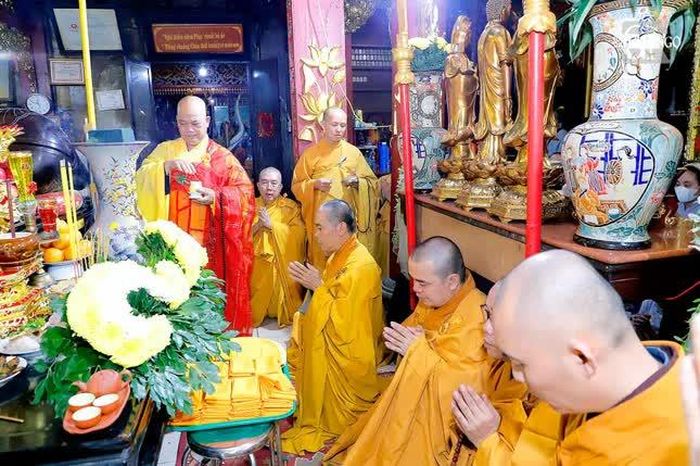 Môn đồ pháp quyến đảnh lễ thọ tang