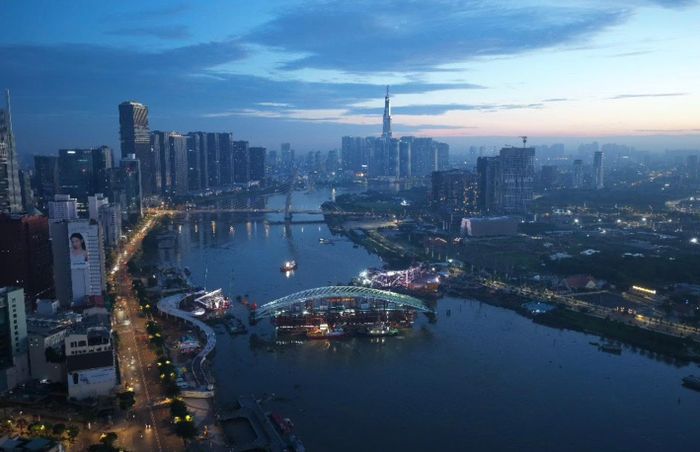 Hệ thống sà lan, tàu kéo và tàu đẩy phối hợp đưa kết cấu thép tiến vào vị trí hợp long.