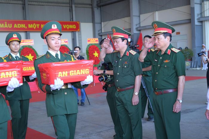 Lãnh đạo Bộ Tư lệnh Quân khu 9 nghiêm chào anh linh các anh hùng liệt sĩ trước khi vận chuyển lên máy bay quân sự để đưa đi giám định ADN.