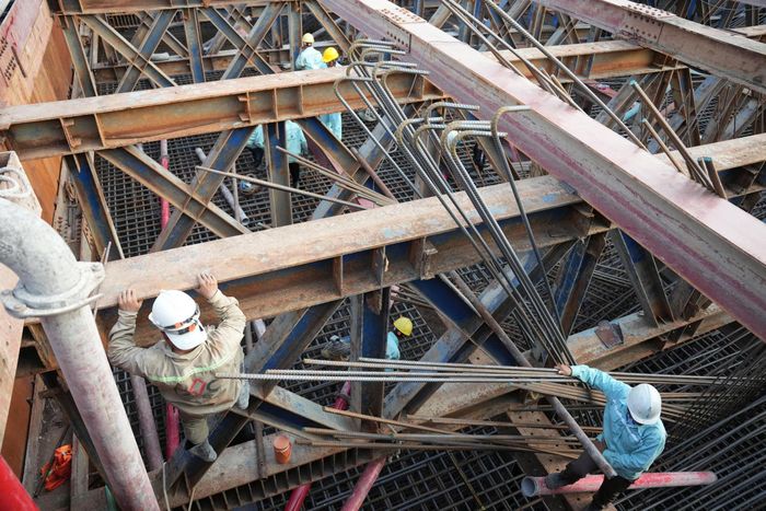 Các kỹ sư phải tính toán phương án thi công bệ trụ trong điều kiện mực nước sâu và dòng chảy mạnh.
