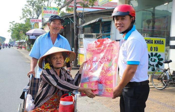 Những phần quà của Công ty Xổ số kiến thiết Sóc Trăng đối với người bán vé số thể hiện trách nhiệm vì cộng đồng.