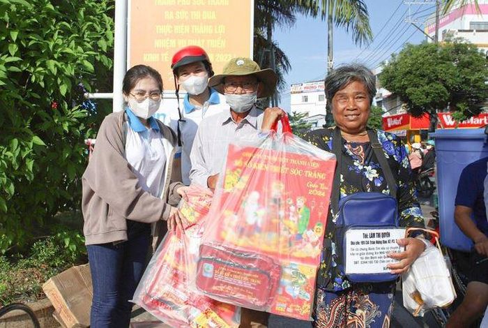 Những ngày lễ, tết Đoàn Thanh niên của Công ty Xổ số kiến thiết Sóc Trăng tặng quà cho người bán vé số dạo. 