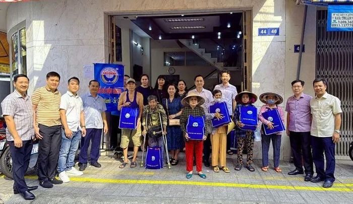 Lãnh đạo Công ty Xổ số kiến thiết Hậu Giang tặng quà cho người bán vé số dạo.