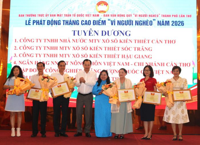 Lãnh đạo TP Cần Thơ tặng hoa, bằng khen cho các tập thể tham gia hỗ trợ người nghèo, trong đó có ba công ty xổ số ở Cần Thơ. 