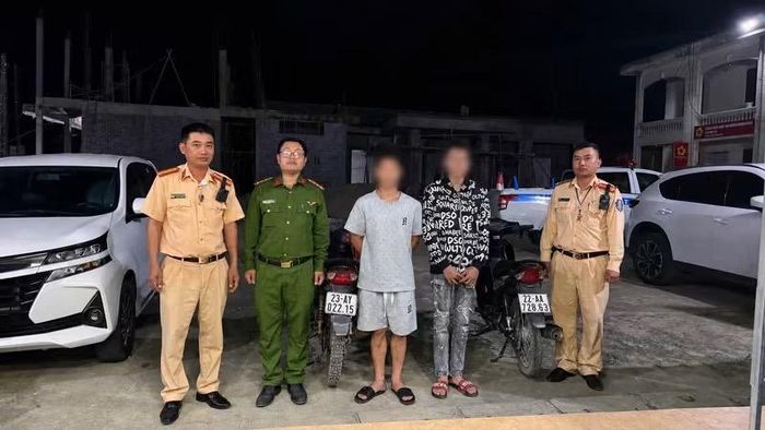 Hai thanh niên và phương tiện vi phạm tại cơ quan công an.