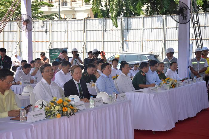 Khoảng 9h35 cùng ngày, lễ hợp long cầu đi bộ qua sông Sài Gòn được tổ chức tại khu vực bến Bạch Đằng. Tại buổi lễ, đại diện chính quyền thành phố, nhà tài trợ và các đơn vị tham gia dự án cùng nhìn lại cột mốc quan trọng sau hơn một năm triển khai công trình. 