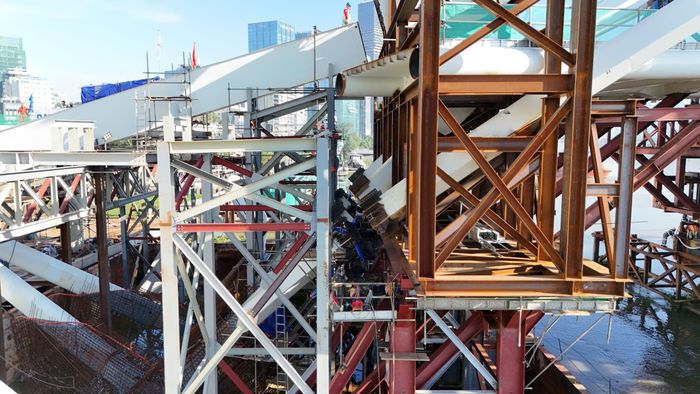 Sau thời điểm hợp long, các đơn vị tiếp tục triển khai công việc tại công trường. Công tác hàn nối, hoàn thiện các liên kết và kiểm tra kỹ thuật được thực hiện nhằm cố định kết cấu theo thiết kế. 