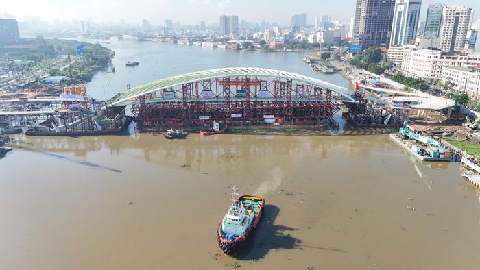Theo ông Thi, sau hợp long, các đơn vị sẽ tiếp tục hoàn thiện mặt cầu, lan can, sơn và các hạng mục liên quan; đồng thời triển khai hệ thống chiếu sáng mỹ thuật. Thời gian hoàn thiện dự kiến khoảng 1–2 tháng, phấn đấu đưa công trình vào phục vụ người dân dịp Tết Nguyên đán năm nay.