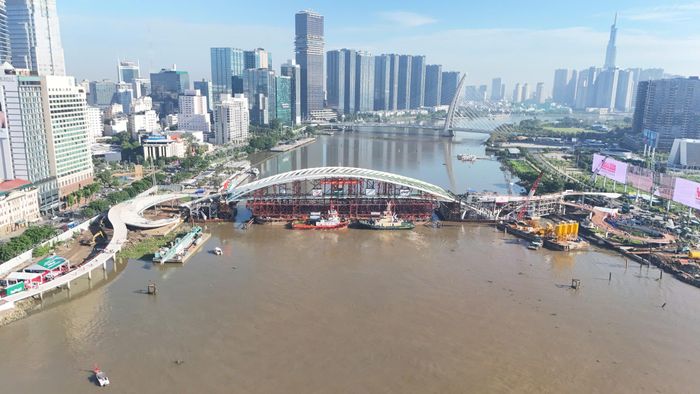 Đến khoảng 7h45, nhịp chính tiến sát điểm kết nối phía bờ trung tâm TP.HCM. Đúng 8h, những hồi còi tàu vang lên, pháo hoa được bắn chúc mừng thời khắc cầu đi bộ chính thức hợp long.