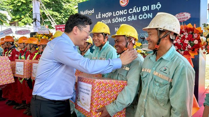 Dịp này, Phó Chủ tịch UBND TP.HCM Hoàng Nguyên Dinh tặng quà động viên các kỹ sư, công nhân đã bám trụ xuyên đêm trên công trường, nỗ lực thi công, đưa dự án cầu đi bộ qua sông Sài Gòn đạt dấu mốc hợp long quan trọng.