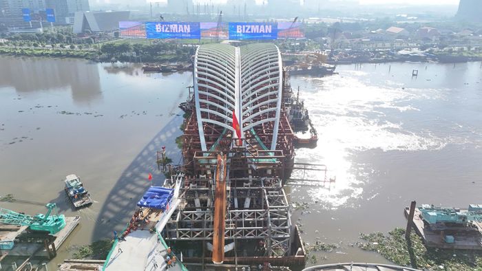 Các phương tiện thủy tiếp tục hỗ trợ giữ ổn định sà lan trong quá trình chuẩn bị những công đoạn tiếp theo.
