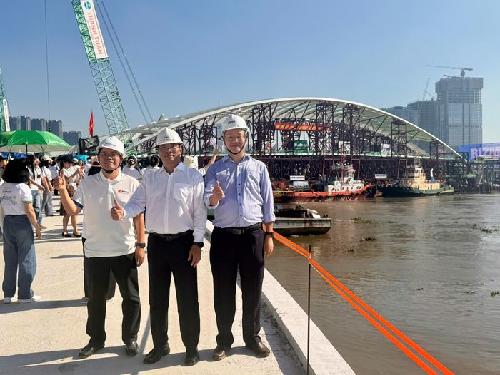 Ông Trần Văn Thi (đứng giữa), Giám đốc Ban Quản lý dự án Mỹ Thuận thuộc Bộ Xây dựng - đơn vị tư vấn quản lý dự án, cho biết việc hợp long kết cấu vòm thép nặng khoảng 3.400 tấn trên sông Sài Gòn là thách thức lớn, đòi hỏi sự phối hợp chặt chẽ giữa các đơn vị. Ông đánh giá công trình thể hiện năng lực của các đơn vị tư vấn, thiết kế và thi công trong nước.