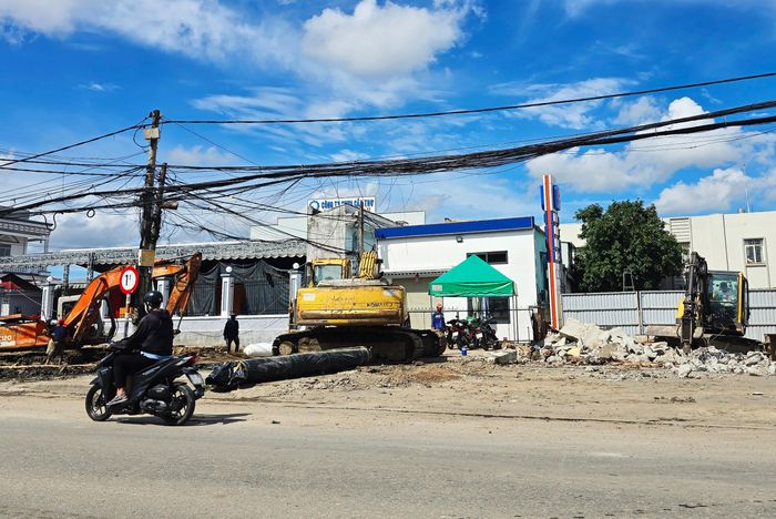 Khi mặt bằng được bàn giao, đơn vị thi công tập trung nhân lực, máy móc đẩy nhanh tiến độ.