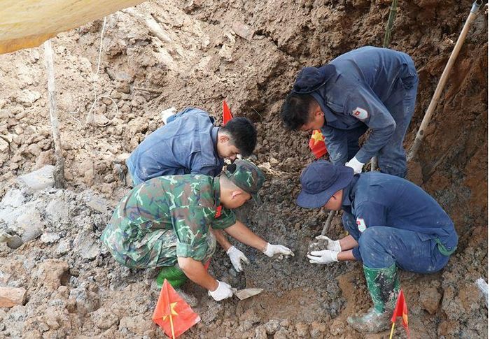 Đội Tìm kiếm, quy tập hài cốt liệt sĩ tìm kiếm hài cốt liệt sĩ ở xã Thới Lai. (Ảnh: P.T).