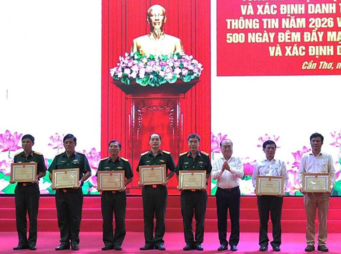 Ông Trần Văn Chính, Phó chủ tịch Thường trực Ủy ban MTTQ Việt Nam TP Cần Thơ khen thưởng các tập thể và cá nhân trong thực hiện nhiệm vụ tìm kiếm, quy tập và xác định danh tính hài cốt liệt sĩ.