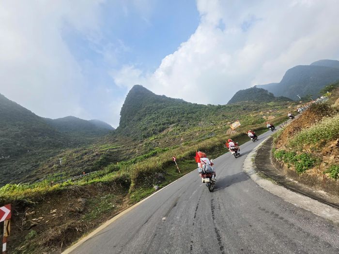 100 xe mô tô di chuyển qua các địa điểm trên cao nguyên đá Đồng Văn.