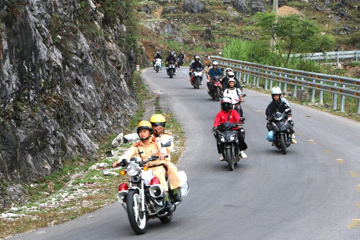 Sau lễ phát động, đoàn xe đi chuyển qua các cung đường đèo.