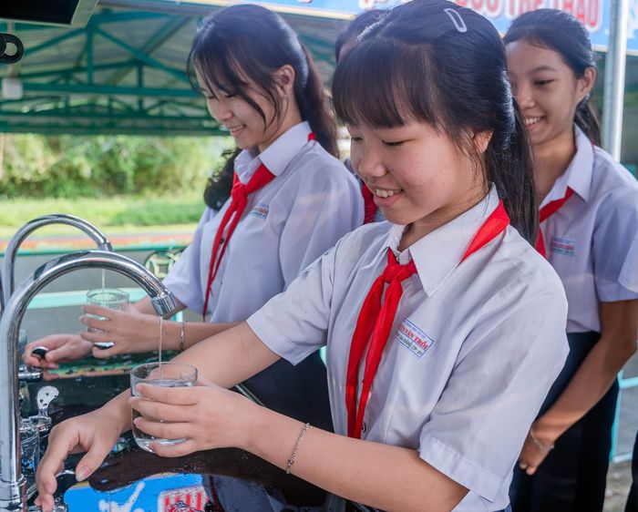 Học sinh trực tiếp uống nước tại vòi nhờ nguồn nước sạch đạt chuẩn QCVN 6-1:2010/BYT của Bộ Y tế về chất lượng nước uống trực tiếp tại vòi.