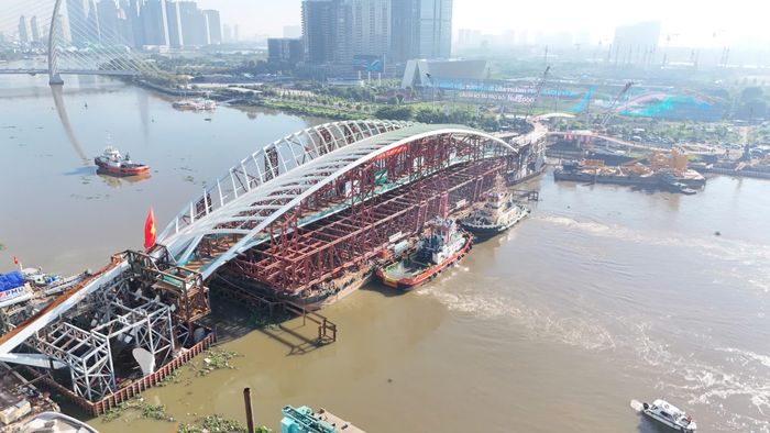Trong chiều 21/10, sà lan sẽ được di chuyển ra khỏi khu vực sau khi hợp long thành công.