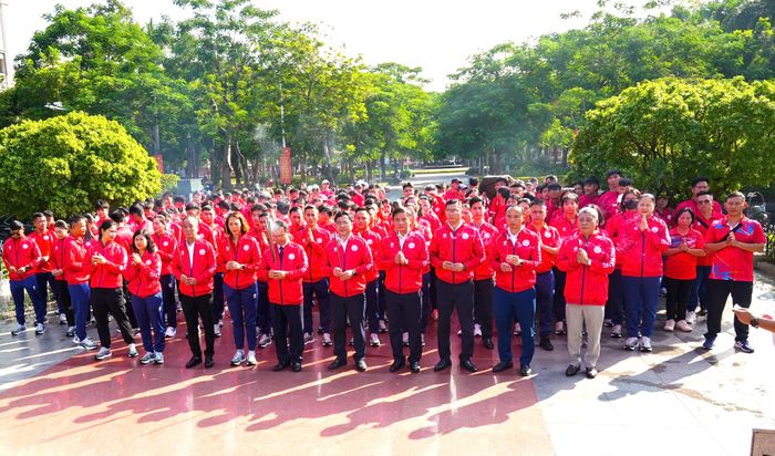Lãnh đạo TP Hải Phòng và đoàn vận động viên dâng hương tại Tượng đài Nữ tướng Lê Chân.