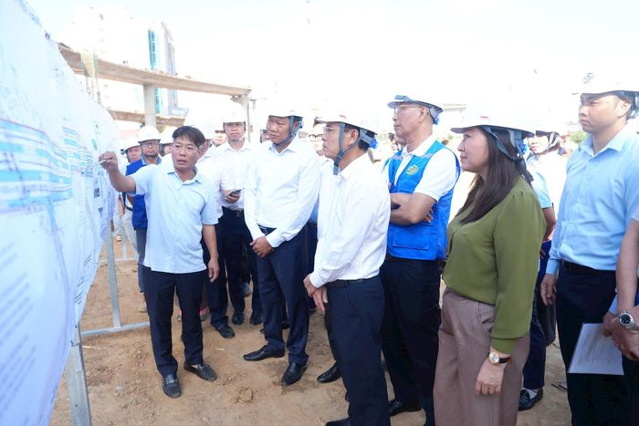 Đoàn kiểm tra thực địa tại Dự án đầu tư xây dựng nút giao khác mức giữa đường Vành đai 3,5 với Đại lộ Thăng Long. (Ảnh: Phạm Hùng).