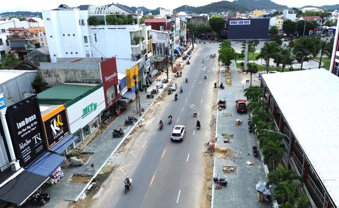 Song song đó, dọc hai bên tuyến, nhiều hộ dân và cơ sở kinh doanh đã tích cực tháo dỡ, di dời công trình để bàn giao mặt bằng sạch cho đơn vị thi công. Tuy nhiên, toàn tuyến vẫn còn 3 hộ đã nhận tiền nhưng chưa tháo dỡ công trình để bàn giao cho nhà thầu.