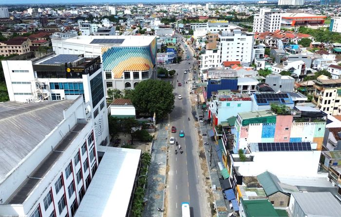 Dù mật độ phương tiện lưu thông qua lại rất lớn, các tổ thi công vẫn duy trì nhịp độ làm việc, vừa gia cố hạ tầng vừa bố trí lực lượng phân luồng bảo đảm an toàn giao thông.
