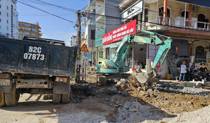 Dọc tuyến còn lại, nhà thầu đã huy động nhiều thiết bị, lực lượng công nhân tập trung bóc dỡ vỉa hè cũ, đào nền đường và xử lý hệ thống hạ tầng kỹ thuật ngầm và lát vỉa hè hai bên.