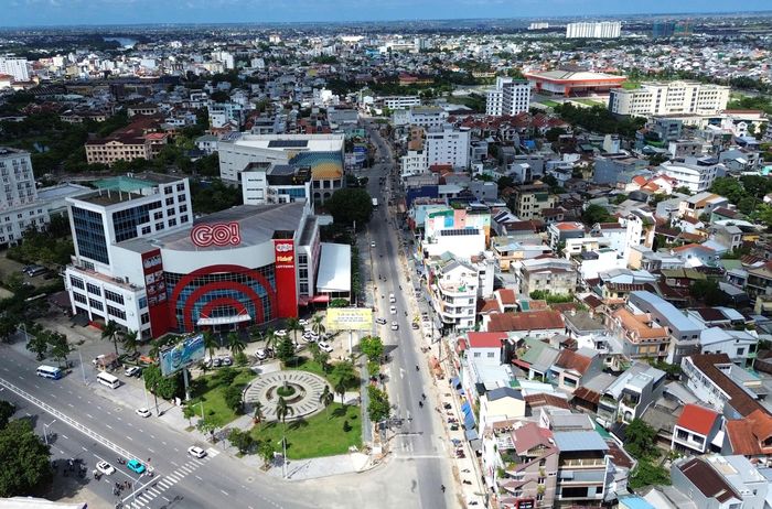 Lãnh đạo thành phố chỉ đạo phải thi công đồng bộ hệ thống hạ tầng kỹ thuật ngầm gồm điện, cấp nước, thoát nước, viễn thông theo từng đoạn tuyến; tuyệt đối tránh tình trạng hoàn thiện mặt đường lại tiếp tục đào xới để làm hạ tầng khác gây lãng phí và ảnh hưởng đến sinh hoạt của người dân.