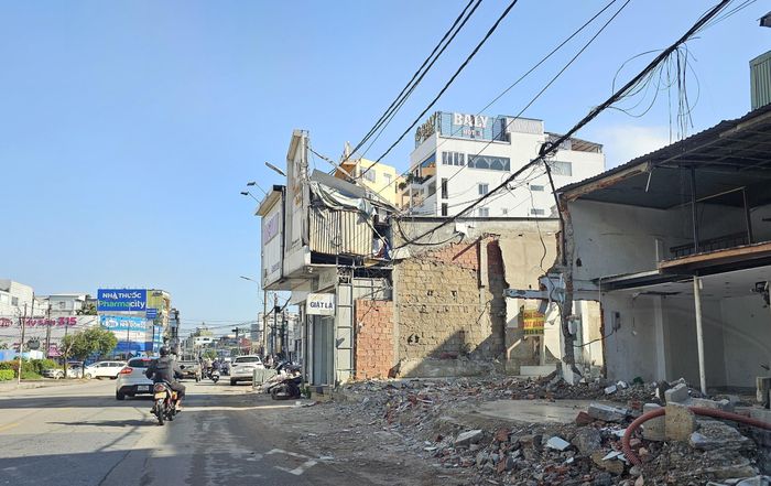 Đến nay, đại đa số các hộ dân đã nhận tiền bồi thường và chủ động tháo dỡ công trình bàn giao mặt bằng cho nhà thầu, còn 3 hộ đã nhận tiền nhưng chưa tháo dỡ, chủ đầu tư đang tiếp tục vận động để các gia đình sớm bàn giao đất sạch hoàn toàn cho đơn vị thi công.