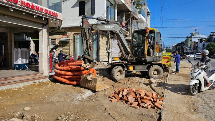 Do vậy, chủ đầu tư đã chỉ đạo nhà thầu tăng cường máy móc, nhân lực và tổ chức nhiều mũi thi công sớm hoàn thành công trình. Cụ thể, tiến độ đến 30/11 phải hoàn thành 65% khối lượng công việc và đến cuối năm 2026 phải hoàn thành toàn bộ dự án.