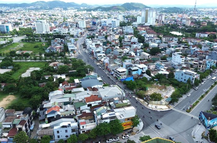 Đại diện liên danh gói 14 tuyến đường Bà Triệu cho biết, nhà thầu đang tập trung nhân lực để thi công. Tuy nhiên, do tuyến đường nằm ở trung tâm, mật độ phương tiện lưu thông qua lại rất lớn. Quá trình thi công vướng mặt bằng khiến công tác thi công gặp khó khăn. Dù vậy, nhưng đơn vị vẫn cố gắng hoàn thành dự án đúng cam kết.