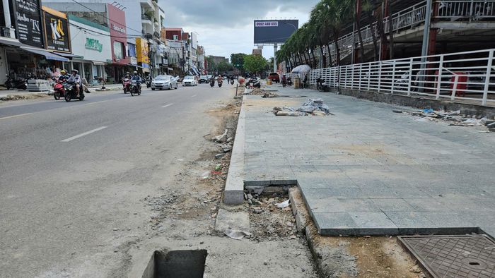 Theo kế hoạch ban đầu, dự án dự kiến hoàn thành vào ngày 30/10. Tuy nhiên, để sớm hoàn thiện hạ tầng phục vụ mỹ quan đô thị và nhu cầu đi lại, lãnh đạo TP Huế đã đặt mốc quyết tâm cao hơn, yêu cầu các nhà thầu bứt phá thi công, phấn đấu hoàn thành toàn bộ tuyến đường Bà Triệu trước ngày 31/12/2026.