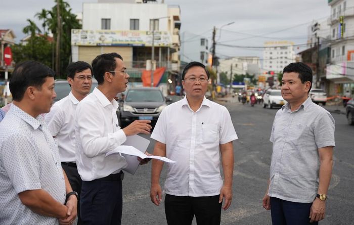 Tại buổi kiểm tra thực địa công trình mới đây, Chủ tịch UBND TP Huế Lê Trí Thanh yêu cầu các đơn vị liên quan tập trung tháo gỡ dứt điểm mọi vướng mắc, tăng cường tối đa nhân lực, máy móc để đẩy nhanh tiến độ.