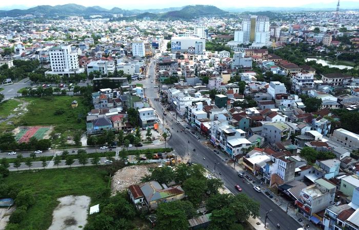 Ông Hồ Hữu Phú, quyền Giám đốc Ban QLDA Đầu tư xây dựng Bắc Sông Hương cho hay, tuyến đường Bà Triệu đóng vai trò rất quan trọng trong việc hoàn thiện mạng lưới giao thông và giải tỏa áp lực ùn tắc cho khu vực trung tâm TP Huế.