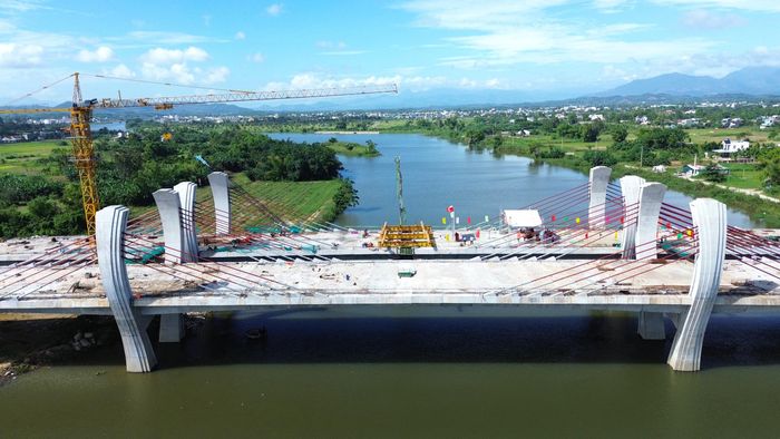 Khổ thông thuyền công trình là 30x6m, tĩnh không vượt đường 4,5m.