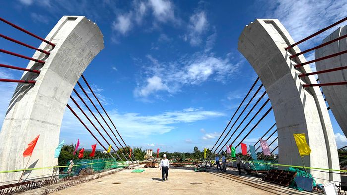 Cầu hệ dây văng, với 8 trụ tháp cao 12m, liên kết các khối dầm đối xứng qua thân trụ bằng 5 cặp bó cáp.