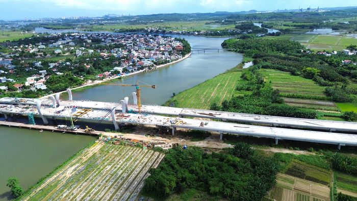 Đường Hoàng Sa - Dốc Sỏi là trục Bắc - Nam, khi hoàn thành sẽ hình thành trục tránh Đông đô thị Bình Sơn, kết nối nhanh Khu kinh tế Dung Quất, sân bay Chu Lai với đô thị trung tâm Quảng Ngãi, hoàn thiện hạ tầng, khai thác lợi thế quỹ đất khu vực phía Đông quốc lộ 1. 
