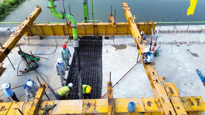 Việc hợp long mang ý nghĩa then chốt, tạo điều kiện để nhà thầu đẩy nhanh các hạng mục tiếp theo, hoàn thiện công trình. 