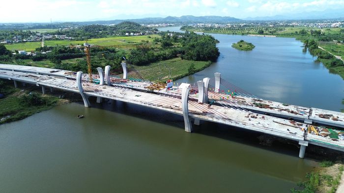 Cầu dài 423,8m, rộng 29m, kết cấu bê tông cốt thép và bê tông cốt thép dự ứng lực, tải trọng thiết kế HL93.