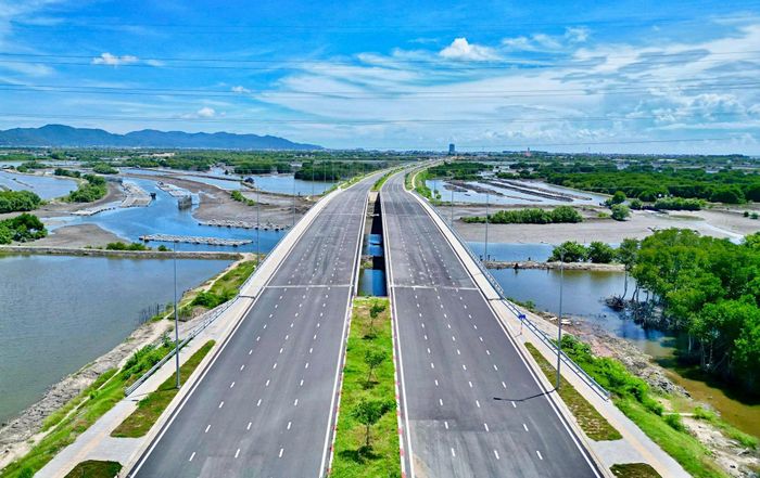 Ở phía đầu tuyến, ĐT994 có vai trò kết nối khu vực Long Sơn, cụm cảng Cái Mép - Thị Vải, các khu công nghiệp và dự án hóa dầu Long Sơn. Khi được kết nối đồng bộ với đường liên cảng, cầu Phước An và cao tốc Biên Hòa - Vũng Tàu, tuyến đường sẽ bổ sung hướng lưu thông cho hoạt động vận tải, tạo điều kiện thuận lợi hơn trong việc kết nối khu vực sản xuất với hệ thống cảng biển và các đầu mối giao thông liên vùng.