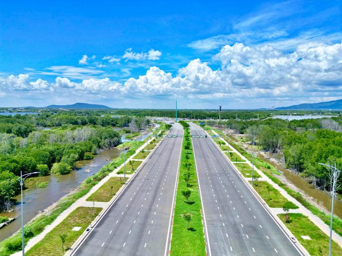 Tiếp nối là đoạn đường xây mới dài hơn 2km, từ nút giao QL51 đến cầu Cửa Lấp. Đoạn tuyến này đã hoàn thành thảm nhựa mặt đường, sơn vạch kẻ đường, lắp đặt lan can và hệ thống chiếu sáng nhưng chưa đưa vào khai thác.