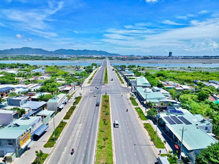 Cạnh đó, cầu Cửa Lấp 2, dài 721m, rộng 12,5m, được xây dựng song song với cầu hiện hữu, đã thông xe ngày 19/4/2025 hiện đón lưu lượng xe qua lại ổn định. Công trình đã góp phần tăng năng lực lưu thông qua khu vực cửa ngõ ven biển, đồng thời tạo thêm điều kiện kết nối giữa các đoạn tuyến của dự án.