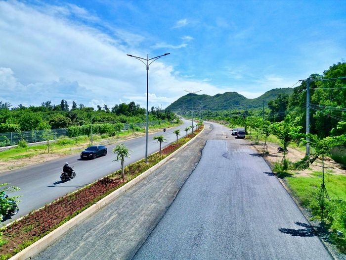 Cách đèo Nước Ngọt khoảng 2km, hoạt động thi công tiếp tục diễn ra. Máy móc được tập trung để thảm nhựa mặt đường; dải phân cách giữa các làn xe đã được trồng cây xanh, trong khi những hạng mục còn lại được triển khai hoàn thiện.