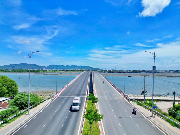 Còn phía Hồ Tràm, Bình Châu đến khu vực giáp ranh Sơn Mỹ, tỉnh Lâm Đồng, nhiều đoạn đường đã hoàn thành, mặt đường rộng rãi, trải dài qua các khu vực ven biển. Dải phân cách được trồng cây xanh, góp phần tạo cảnh quan thông thoáng và cải thiện điều kiện đi lại cho người dân.