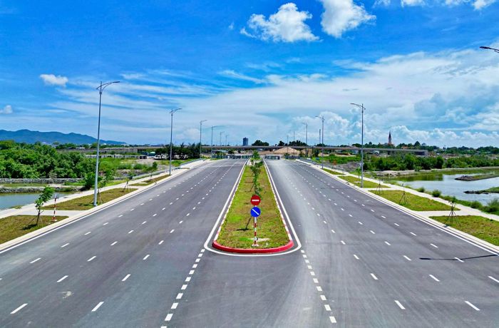 Dự án nâng cấp đường ven biển Vũng Tàu - Bình Thuận được khởi công từ tháng 6/2023, có chiều dài khoảng 76,86km, tổng mức đầu tư hơn 6.533 tỷ đồng. Theo quy hoạch, tuyến đường có quy mô từ 6 - 8 làn xe, vận tốc thiết kế 80km/h đối với các đoạn ngoài đô thị và khu dân cư, 50km/h trong đô thị và khu đông dân cư. Dự án được chia thành 5 đoạn thành phần chính, triển khai thi công theo từng phân đoạn.