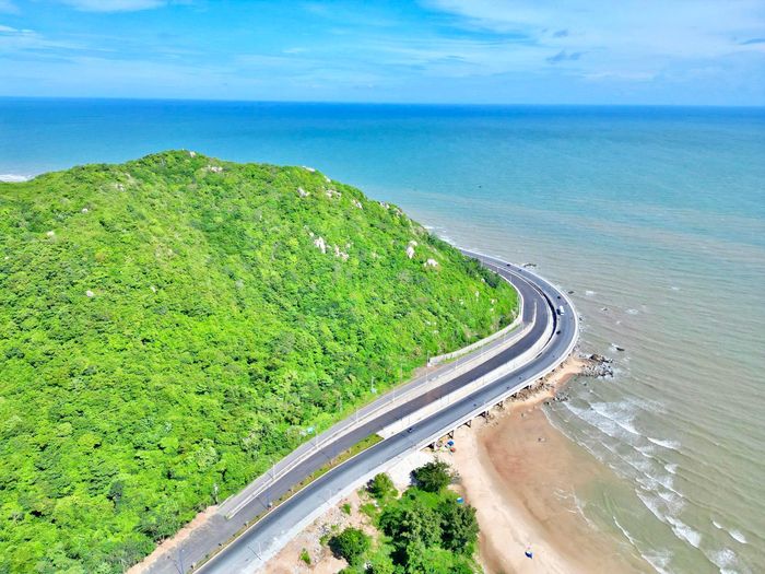 Đặc biệt đoạn cầu cạn ven biển uốn lượn song song với tuyến đường cũ qua đèo Nước Ngọt, kết nối Long Hải với Phước Hải, đã được thông xe vào cuối tháng 6. Công trình mở thêm hướng lưu thông qua khu vực đèo ven biển, nơi tuyến đường cũ có mặt cắt hẹp, việc di chuyển còn gặp khó khăn.